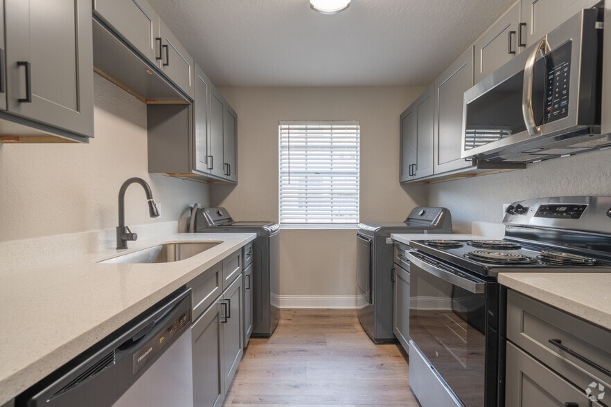 2BR, 1BA - 1,065SF - Kitchen - Dowlen Green Apartments