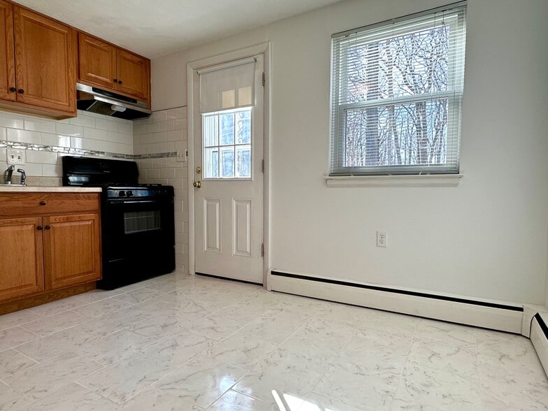 Large Eat-in Kitchen - 1310 Slater Rd