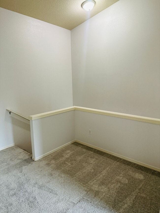 Building Photo - Charming and Updated Townhome in Convenien...