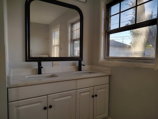 Building Photo - 434 Kenyon Ave