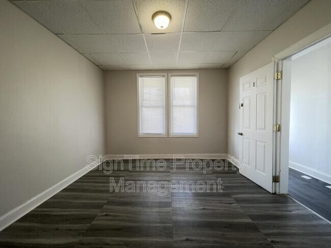 Building Photo - 664 N Prospect St