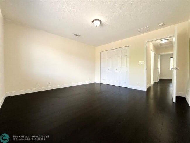 Building Photo - 3118 Coral Ridge Dr