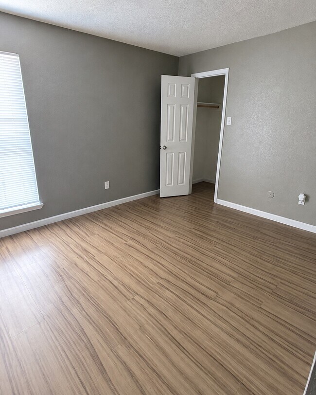 Building Photo - 9090 S Braeswood Blvd