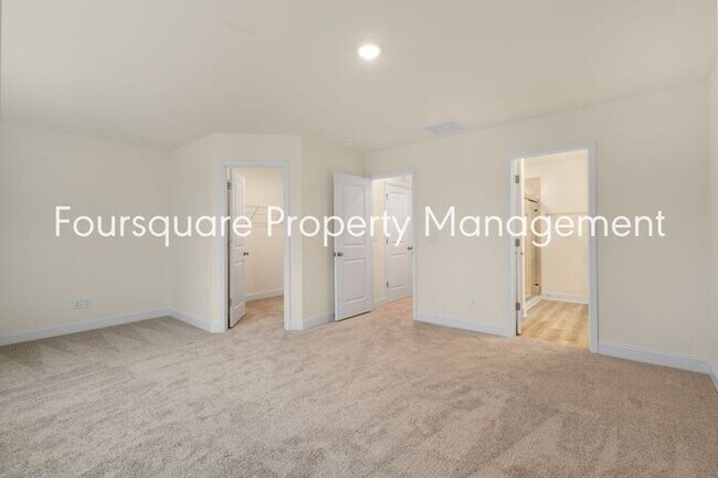 Building Photo - Townhome! | Back Patio with Privacy Fence|...