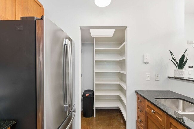 Building Photo - Stylish 1/1 Condo in Inman Park, Right on the ATLBeltLine!