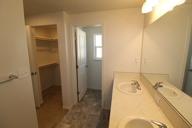 Building Photo - 14505 E Sanson Ave