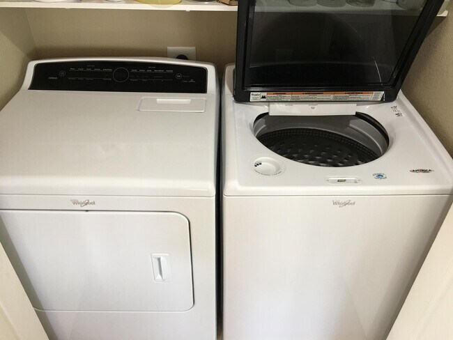 Building Photo - 2233 Watersong Cir