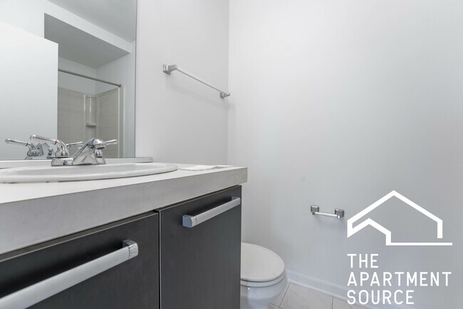 Building Photo - 1544 W Glenlake Ave