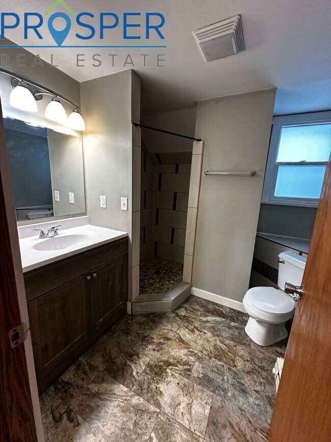 Building Photo - Charming 4 Bedroom House on Earl Street - Available June 2026