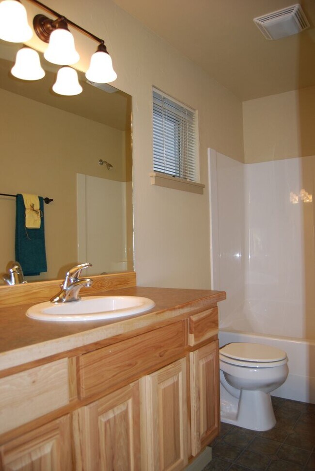Building Photo - Beautifully Maintained Townhome