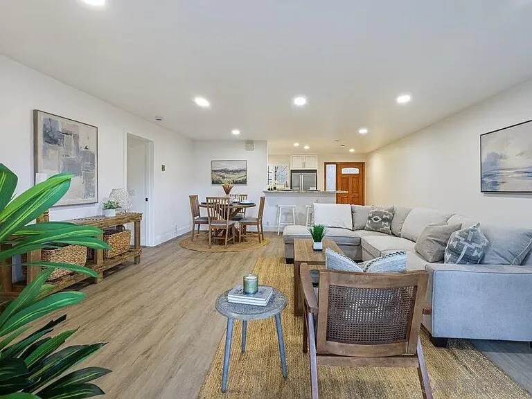 Building Photo - 8860 Villa La Jolla Dr