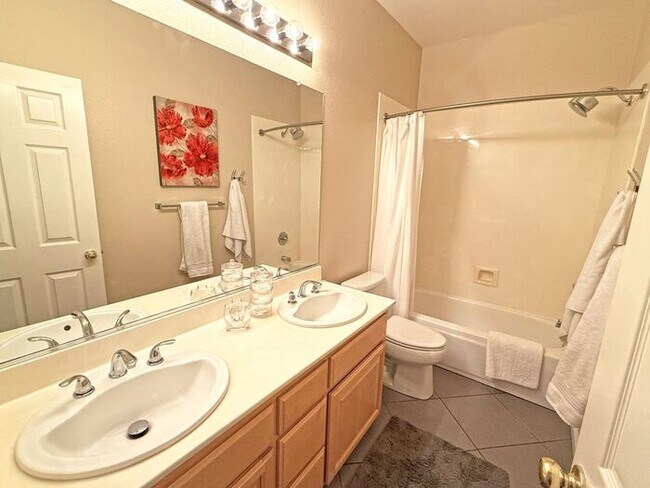 Building Photo - 5881 Capilano Dr