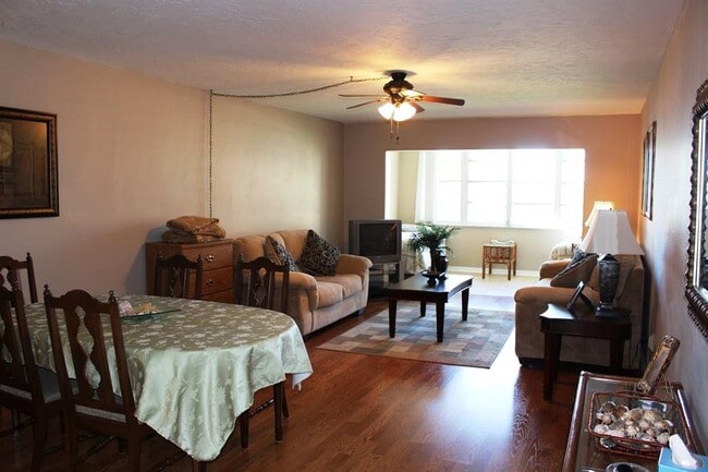 Building Photo - 622 Edgewater Dr