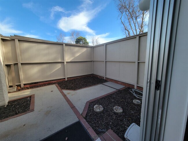 Building Photo - Oxnard Condo