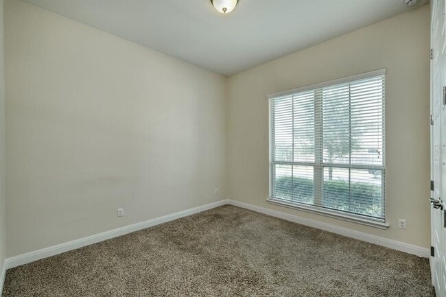 Building Photo - 204 Blue Spruce Way