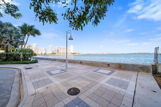 Building Photo - 1155 Brickell Bay Dr