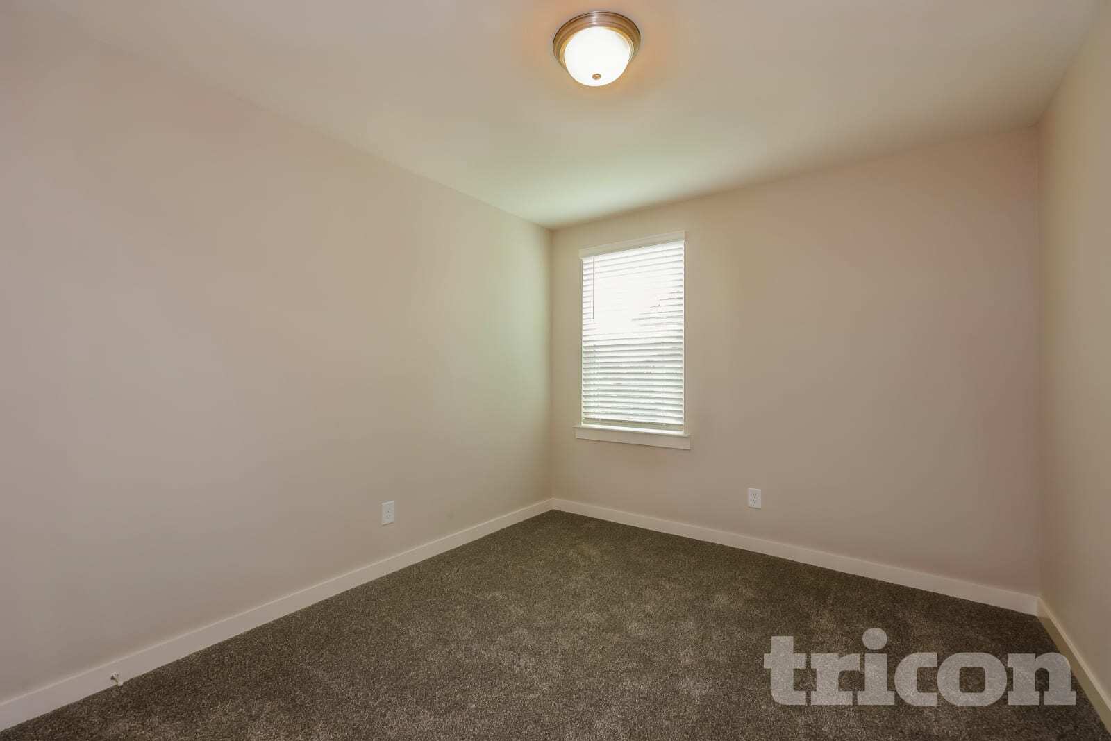 Building Photo - 302 Lincoln Cir