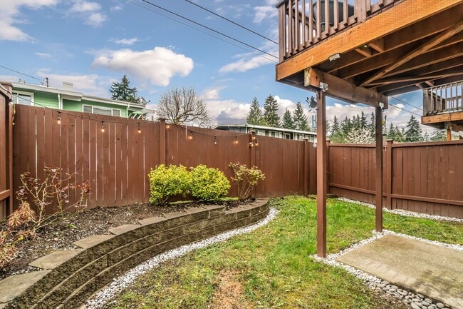 Building Photo - Modern Tri-Level 4BD/3.5BTH Townhouse in Lynnwood for Rent! Pet Friendly!