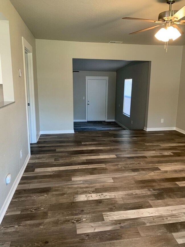 Building Photo - FULLY REMODELED Large 4/2, Close to Enloe and Chico State