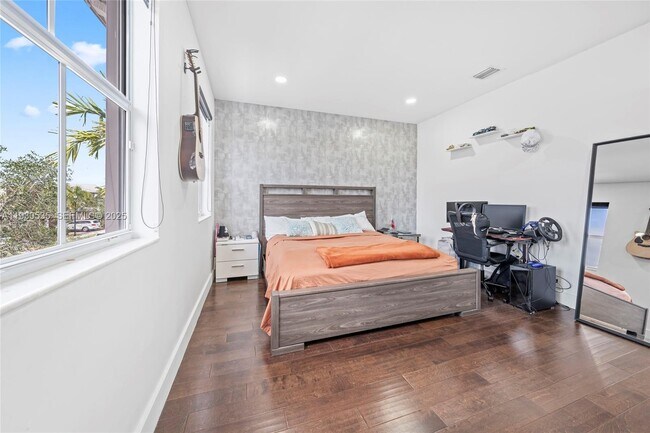 Building Photo - 6933 NW 104th Ct