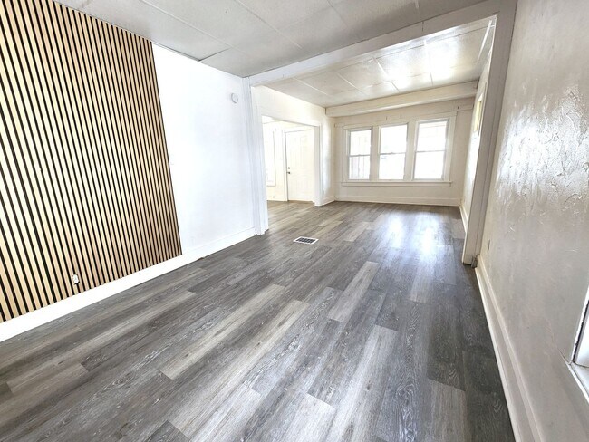 Building Photo - 5 bedroom single family - Available now!