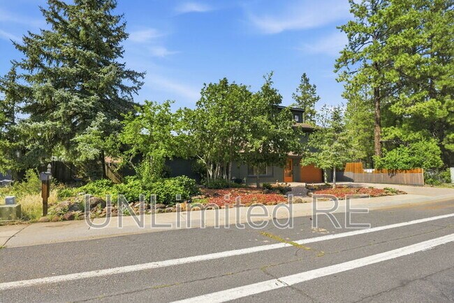 Building Photo - 2700 W Lynette Dr