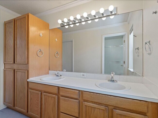 Building Photo - FOR RENT: MRS. CLEAN LIVED HERE! LOVELY HILLSBORO HOME AVAILABLE NOW! 4 BED, 2.5 BATH, 2 CAR GAR,...