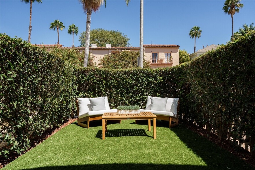 Private Yard - 215 S Poinsettia Pl
