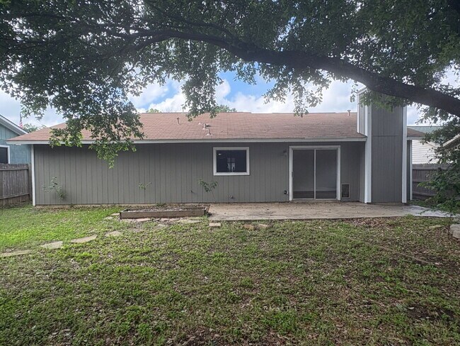 Building Photo - 3-Bed, 2 Baths, 2 Living Ares With Cozy Fireplace in San Antonio!"