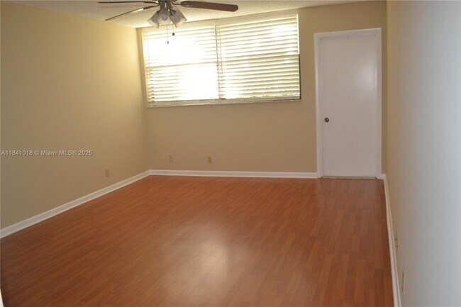 Building Photo - 491 Racquet Club Rd