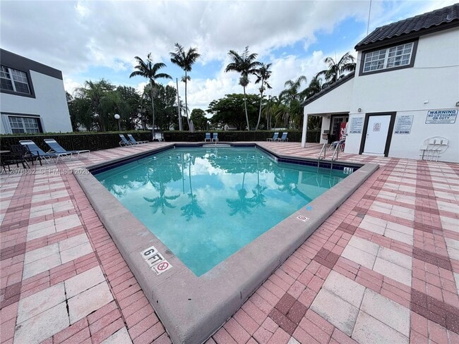 Building Photo - 9731 Fontainebleau Blvd