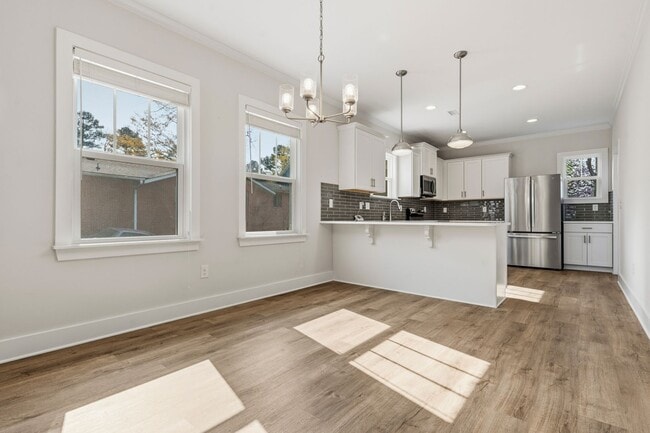 Building Photo - Gorgeous 4be/3ba With Fenced-In Backyard