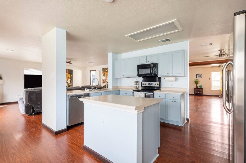 Building Photo - 1700 Balsam Way