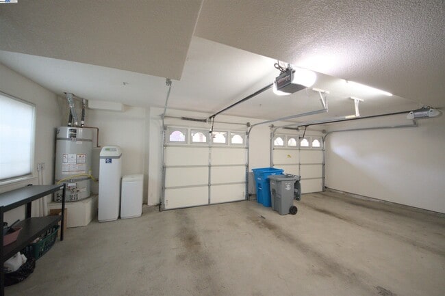 Building Photo - 1067 Green St