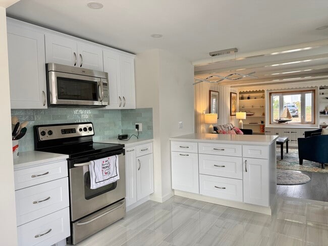 Building Photo - 18 Bay St