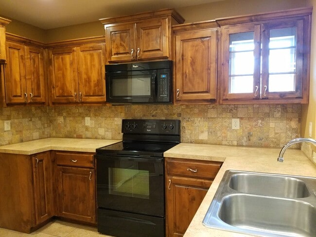 Building Photo - Lindale-Charming 2 Bedroom, 2 Bath House w/Garage!