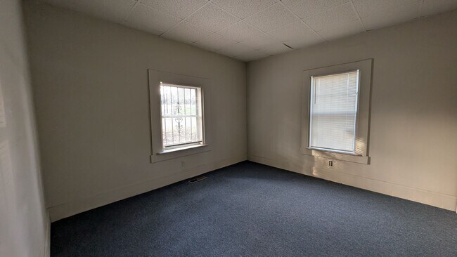 Building Photo - 3BR/1BA -- Deck, Separate Dining Room, In-Unit Laundry