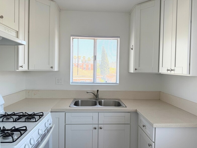 Building Photo - 508 N Kenmore Ave