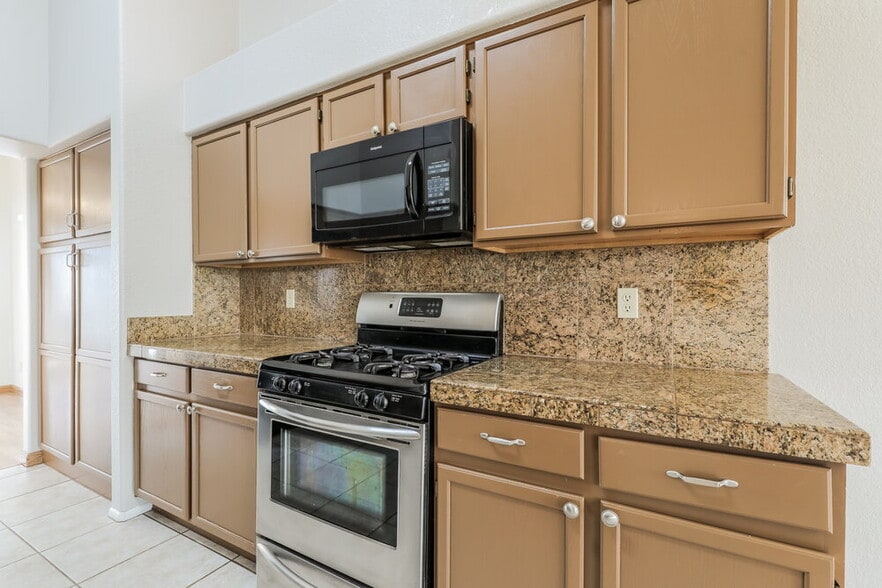 Building Photo - 8915 N Veridian Dr