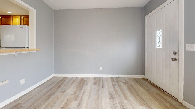 Building Photo - Elyria - updated 2 bedroom/1 bath townhouse.