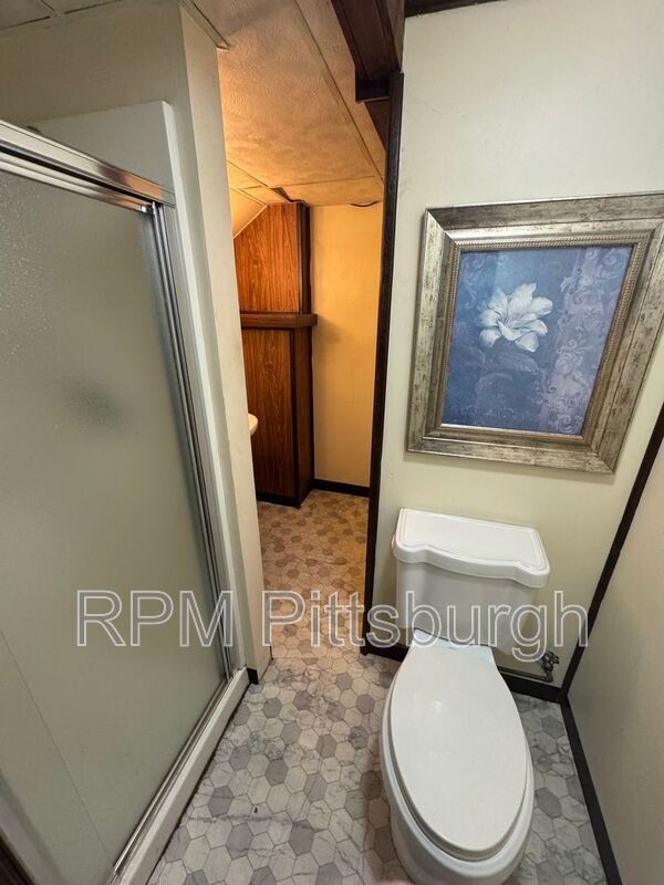 Building Photo - 105 N Meadowcroft Ave