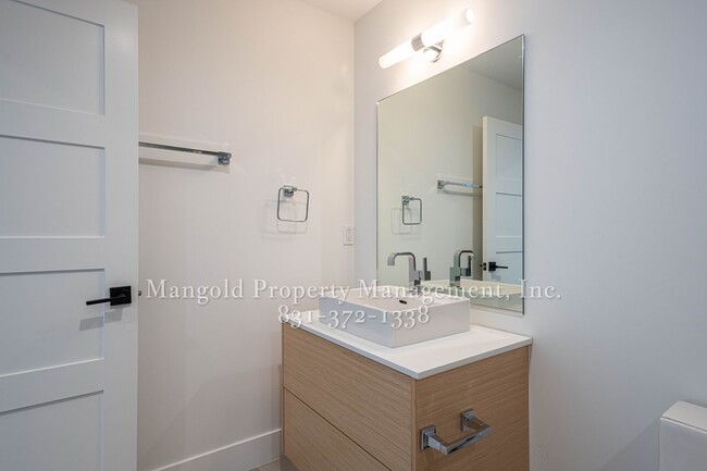 Building Photo - Luxurious 2-Bed 2.5-Bath Condo Located in ...