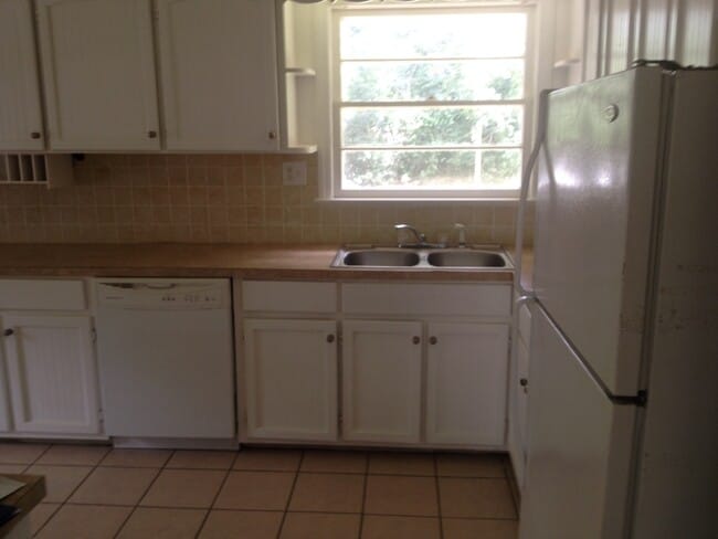 Building Photo - **AVAILABLE NOW*3 Bedroom / 1 Bathroom Hom...