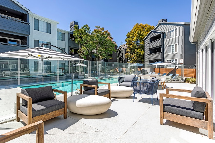 Pool Lounge - Avana Sunnyvale