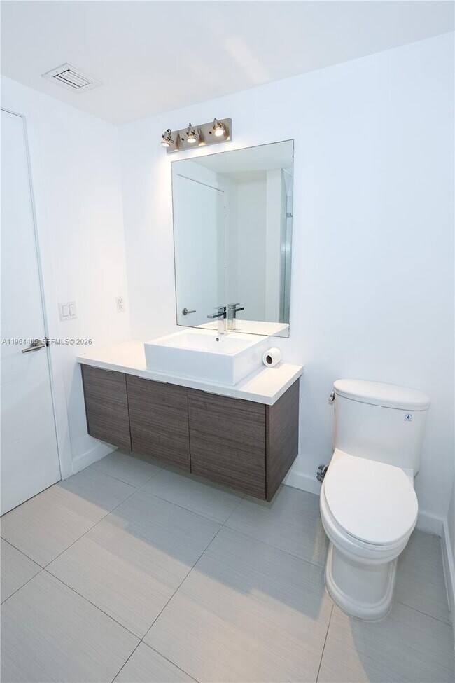 Building Photo - 1010 SW 2nd Ave