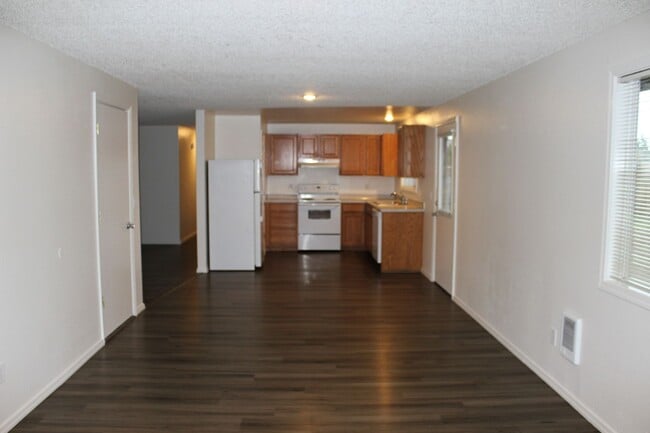 Building Photo - Updated 3 bedroom, 2 bath home on quiet Hillsboro street