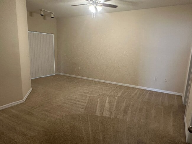 Building Photo - 4/2/2 Beautiful Condo