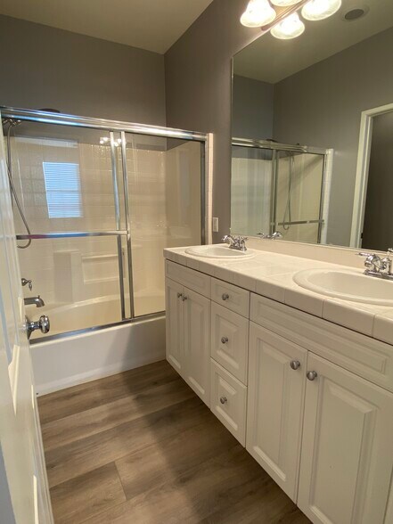 Building Photo - 27352 Oaktree Pl
