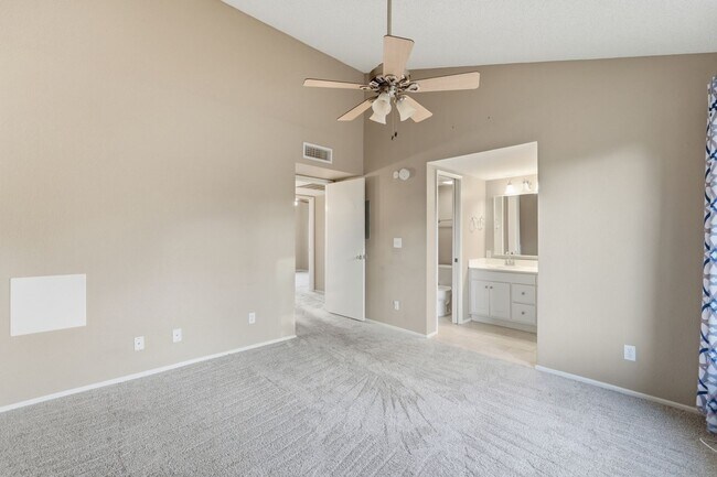 Building Photo - Beautifully maintained 3-bedroom, 2.5-bath Condo in the heart of Phoenix!