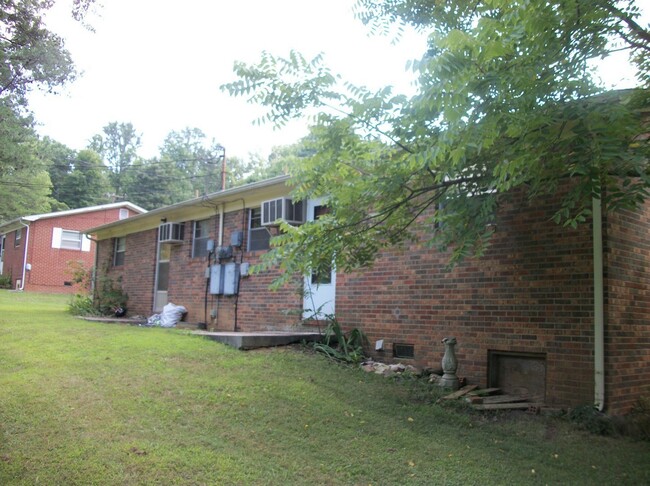 Building Photo - 2 Bedroom 1 bath duplex in Morristown, TN